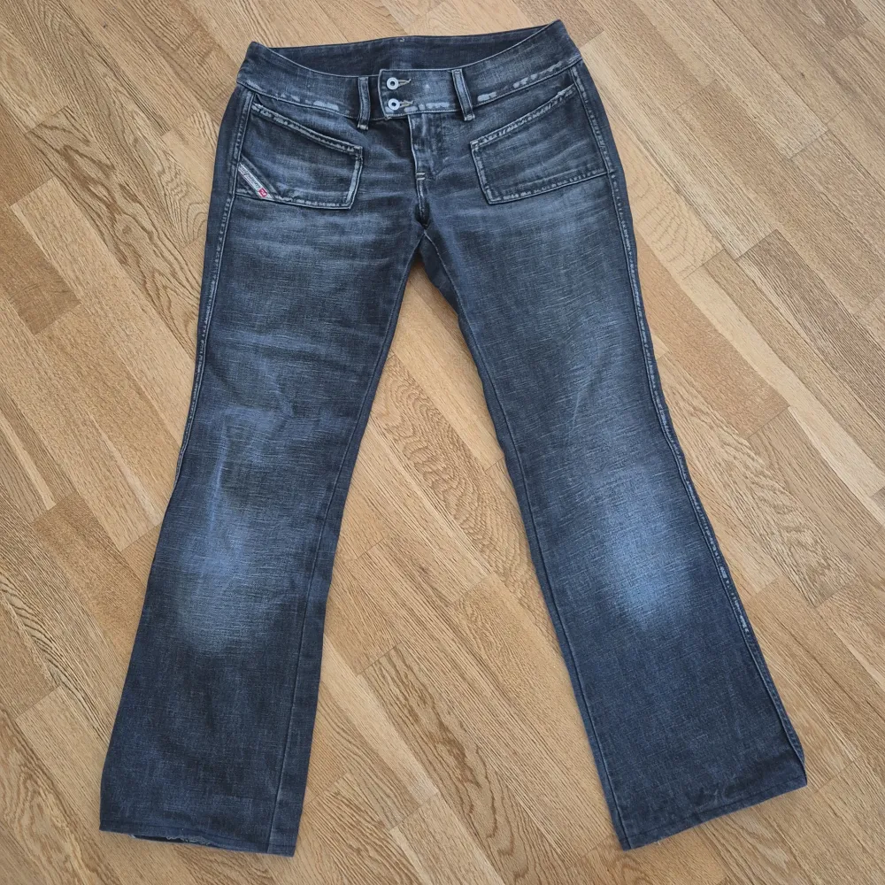 Säljer ett par Diesel jeans som jag köpt här på plick. Själv aldrig använt dem då det var fel storlek. Storlek 29. Midjemått: 37cm rakt över. Innerbenslängd: 72cm. Jeans & Byxor.