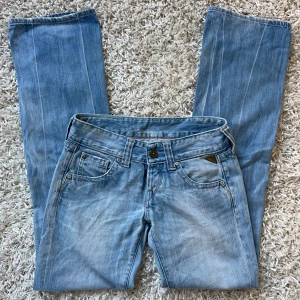 Lågmidjade Bootcut jeans replay  - Lågmidjade Bootcut/ straight jeans från replay. Står ingen storlek men skulle säga S. Gå efter mått. Innerbenslängd:85 midjemått:38x2. Inga bilder på då de är för stora.Köp sker via köp nu, jag postar inom 24h. Kvar tills markerad såld 