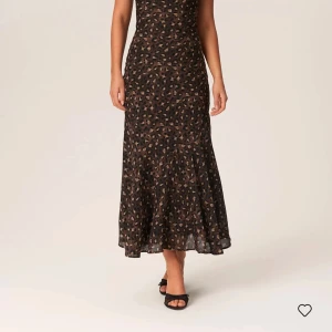 Adoore klänning - Helt oanvänd klänning i stl 44. Lite för stor för mig därför säljer jag. Jag har normalt stl 42. Säljer för 900:-