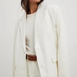 Vit blazer - Skitsnygg blazer från Sanna Jörnviks kollektion med nakd. Aldrig använd med prislapp kvar🫶Storlek 34 men ganska oversize så passar större beroende på hur man vill att den ska sitta!