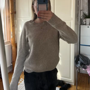 Stickad tröja - Härlig stickad tröja i super skönt material. Sitter jätteskönt, bekvämt och snyggt. Köpt på veromoda. 