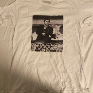 Tröja med tryck - En vit tröja med tryck säljer för att den är för stor för mig. Skick 9/10 har änvändet den 1 gång. 