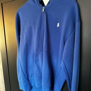 Ralph Laurent hoodie  - Hoodien är i storlek M färg blå och är i väldigt bra skick. Den passar dig som är runt omkring 180cm lång och har en hyfsat smal passform. 