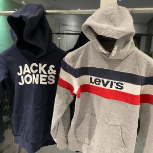 Jack and Jones strl 164 marin blå har ett litet håll vid armen   Levis hoodie strl 252/158 ljus grå 100/st  