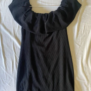 Off shoulder klänning  - Säljer klänning med volang