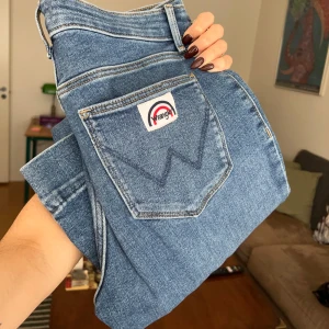 Wrangler jeans - Säljer mina cowboy jeans i modellen Flare/Bootcut i Wrangler. Storleken är 27/30 (passar mig som oftast brukar ha 26 i jeans). Jensen är enbart testade, säljer då jag är obekväm med mid/low wasit i jeans.