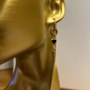 Örhänge  - Eleganta örhängen säljs styckvis🌹  Material: rostfritt stål   Pris:165/st  Pris för ett par 300 sek/par