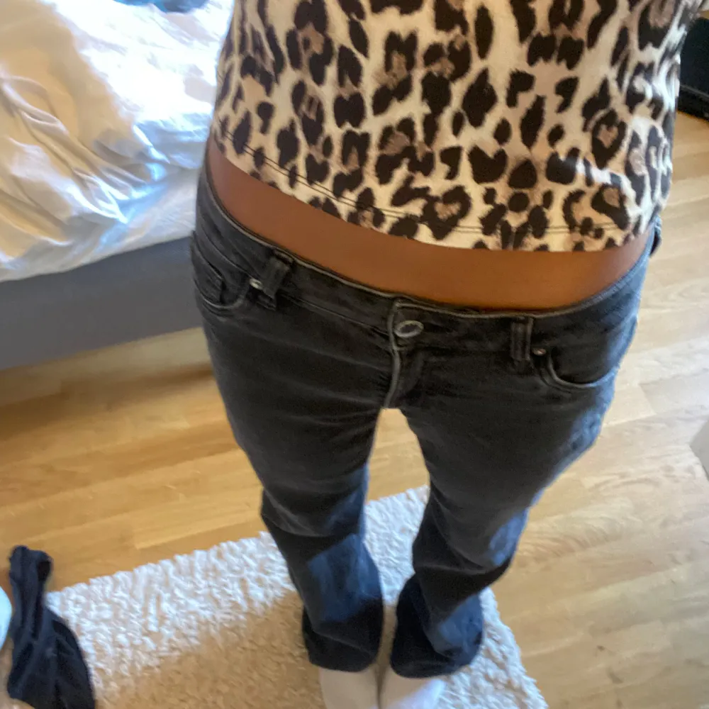 Low waist bootcut svarta jeans. De är köpta här på plick, men säljer för att de är lite stora i låren. Jättefina och sköna. Skriv för fler bilder eller frågor💕. Jeans & Byxor.