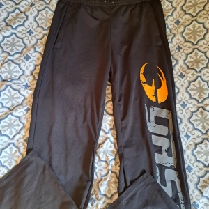 Gasp mesh pants - Har endast använt dem några enstaka gånger. Snöret i midjan är borttaget.  Inga tecken på användning. Storlek L men skulle säga mer som en M. Jag är 175 typ 68 kg och de är perfekta. Originalpris 600 kr. 