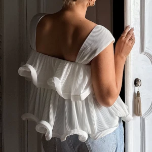 Topp Lojsan Wallin m. Volanger - Oanvänd. Storlek 38, passar även 36/S. Nypris 499:-. Tyvärr ej kommit till användning.