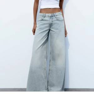 Lågmidjade jeans från ZARA - Första två bilder lånade* Lågmidjade jeans från zara. Vida ben. Endast testade med prislapp kvar. Strl 32. Säljer pga små. Köpta för 399 