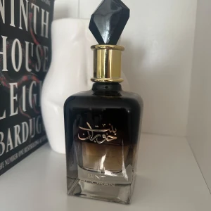 Parfym - Parfym, väldigt lik good girl av Carolina herrera💗 Går ej att köpa i Sverige, 80 ml och syns på bilden hur mycket som är kvar💗 tryck gärna på köp nu