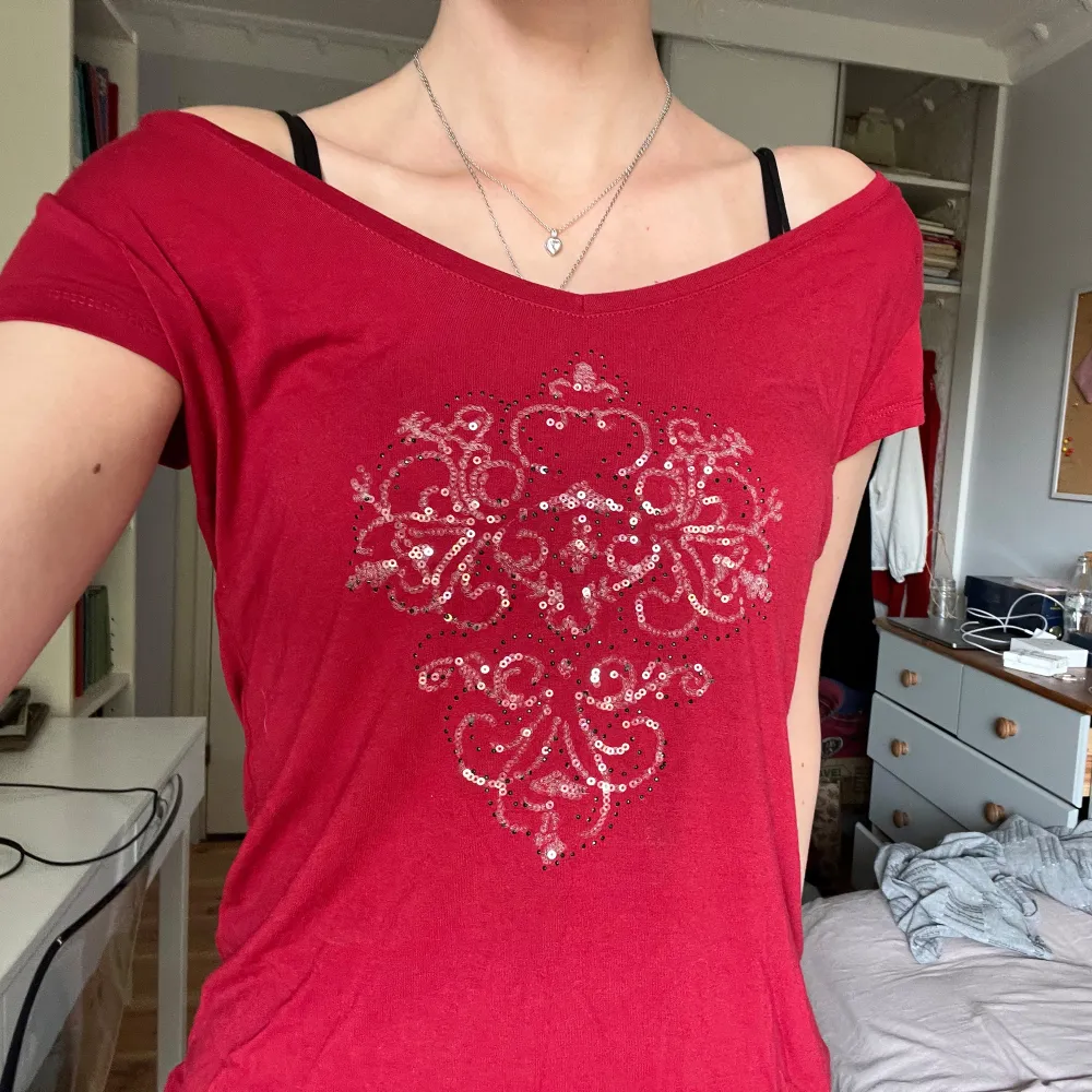 Fin urringad röd t-shirt med paljett design på framsidan. Köpt secondhand så vet inte storlek men passar ungefär som S💕. T-shirts.