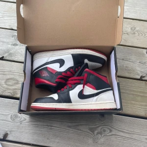 Nike: Jordan 1 mid  - Skorna är i ganska bra skick är nästan ett år men knappast använda. Dem är väldigt sköna att gå med. Ny pris: 1500kr