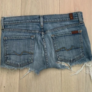 Lågmidjade jeansshorts - Säljer mina älskade Lågmidjade 7 for all mankind jeansshort eftersom de tyvärr blivit lite stora i midjan.  Midjemått rakt över: 37cm