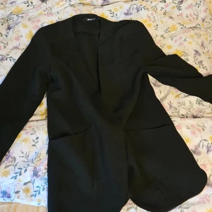 Kavaj  - Kavaj utan knappar. St 38. Korta armar. Mjuk. Kan ta mer bilder. Möts i göteborg. 