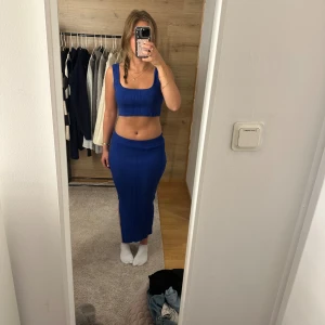 Blått sett  - Ett blått sett med tillhörande kjol och överdel. Köpt på Chelsea i Göteborg. Endast använd ett fåtal gånger. Storlek M/L men skulle säga mer M. Jag är ca 164☺️☺️