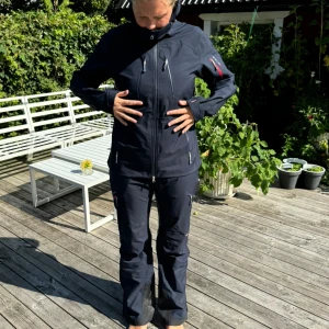 Stellar Equipment skidställ - Använt på två sportlovssemestrar så i mycket bra skick, lite smutsiga längst ner på byxorna som jag såklart tvättar innan jag postar! (Har fler bilder om så önskas)❤️Jag är 175cm lång och har i vanliga fall M :)   Nypris:  Jacka: 5 995 kr  Byxor: 4 99