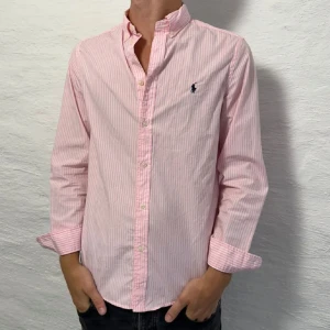 Ralph louren skjorta  - En as shysst skjorta från Ralph louren! Storlek S modelen på bilden är 183 cm. Ny pris på 1599. 