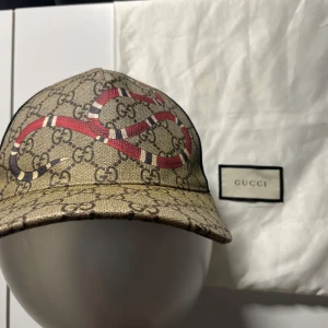 GUCCI SNAKE KEPS - ÄKTA GUCCI KINGSNAKE KEPS, inte använt på länge, KVITTO från farfetch OCH DUSTBAG FINNS!saknar bara instruction patch.