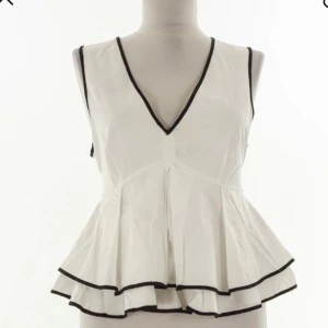 Fin topp med rosett - Jättefin topp köpt på sellpy men endast testad av mig. Toppen har band som går att knyta både fram och bak, så fin detalj!! Jättebra skick, men dragkedjan är lite svår att stänga. Storlek S från zara. Skriv för egna bilder eller andra frågor 💗