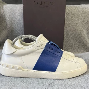 Valentino open skor - trendig model | super bra skick 9/10 | storlek 40,5-42 | endast skorna ingår | skriv vid frågor.