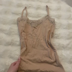 Spets linne  - Fint spets linne säljer även i andra färger Färgen är typ blandning mellan rosa och beige  