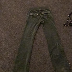  Gröna juicy couture byxor  - Dem är i ett jätte fint skick och dem är i storlek xxs Inköpta på Nelly  Priset kan diskuteras 