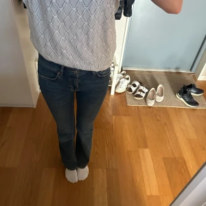 Bootcut jeans - Midwaist Bootcut jeans från Gina tricot i storlek 36. Använda ganska mycket men är i väldigt bra skick.   Skriv vid frågor!  