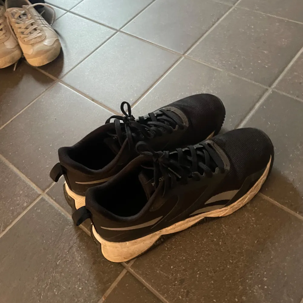 Svarta träningsskor från Reebok i storlek 42. Skor.