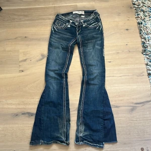 Jeans - Jeans med massa detaljer. Utsydda till bootcut