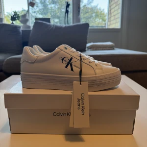 Calvin Klein Jeans VULC FLATFORM LACEUP - Sneakers - bright white - Oanvänd, i original emballage/förpackning. Original pris 1145kr. Kvitto finns.