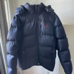 Ralph lauren jacka - Storlek L. Använd men välbehandlad så typ nyskick köpt på boozt 