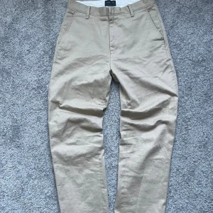 Chinos  - Beige chinos av pull&bear black label i bra skick och storlek eur38. Om ni har frågor är det bara att kontakta mig.