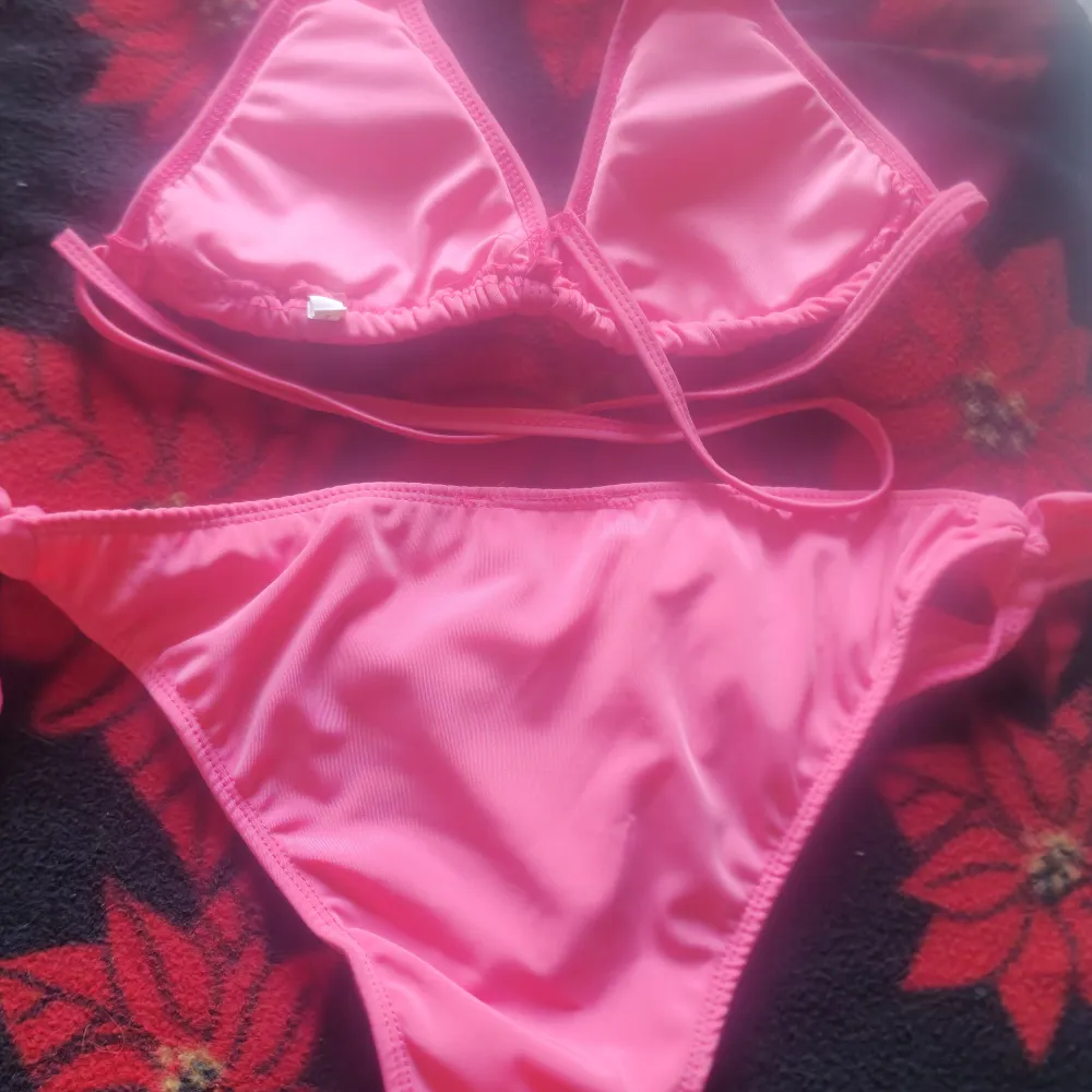 Säljer en superfin rosa bikini med glittriga paljetter på toppen. Bikinin har en klassisk trekantsmodell med knytband på sidorna av trosorna. Perfekt för sommarens stranddagar eller poolpartyn! 💖 Strl: S/M helt ny. Övrigt.