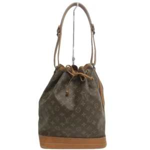 Louis Vuitton Noe - Vackra Louis Vuitton Noe! Har blivit go-to-väskan för alla skandinaviska tjejer med goda skäl då den är tidlös, har en klassiskt vacker design och passar alla tillfällen.