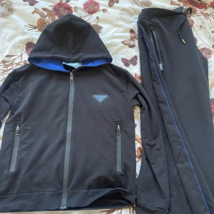 Prada dress - Köpte den o den passar inte mig  Skriv för mer info