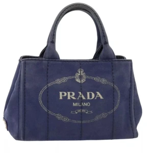 Prada väska - Denna väska är designad för att hjälpa dig varje dag. Väskan är praktisk att bära och moderiktig design.  