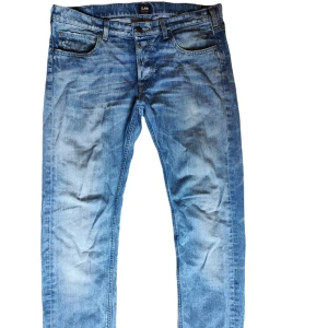 Lee Jeans Slim - Lee jeans slim fit. Storlek W34. Jag är 180 cm, ca 80 kg och de är långa på mig. Skick 9/10 inga defekter förutom lite slitage vid hälarna.