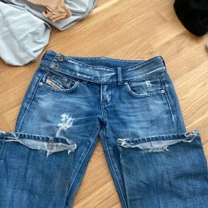 Lowwaist diesel jeans - Säljer vidare mina SKITSNYGGA bootcut diesel jeans då de var för små😭😭 midjemått 38 rakt över innebenslöngd 86 cm skriv vid frågor eller funderingar kan tyvärr ej ta bilder på då de är försmå💞 lite slitningar ner till från förra ägaren