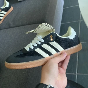 Adidas Sambas  - Storlek 43-44  Skick 10/10 oanvända  Tar bud och trades vid snabb affär