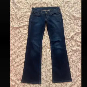 Så snygga lågmidjade jeans från Joe Cox som tyvärr är för stora för mig. Står storlek 28/30 i. Midjan är 38 cm och innerbenslängd 77 cm 🌺bilder från förra ägaren