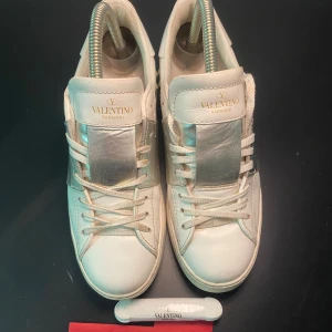 Valentino Skor - Hej! Säljer nu dessa Valentino Opens, storlek 38, skicket bedömer vi är väldigt fint, extra nitar och sko snören ingår tveka inte på att höra av er vid frågor kring skorna! 
