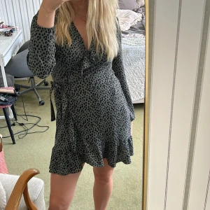 Leopard klänning  - Säljer nu denna leopard klänningen då den inte kommer till användning, jag själv är 170 cm lång och den sitter perfekt på mig! 💕