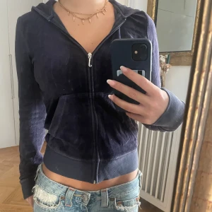 Juicycouture zip up - Säljer den här skitttt fina juicy couture zipupen då jag inte använder den lika mycket längre💓💓 Skriv för fler bilder eller frågor🫶🏻(se sista bild för en liten defekt,annars i bra skick💓)