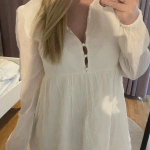 Vit klänning  - Jätte fin långärmad vit klänning! Aldrig använd men har inte lappen kvar 💓
