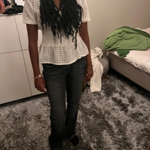 Gråa Low jeans - Gråa vintage loose bootcut jeans som e superfina och knappt använda 💞passar som en s och perfekta inför hösten! (Pris kan diskuteras)