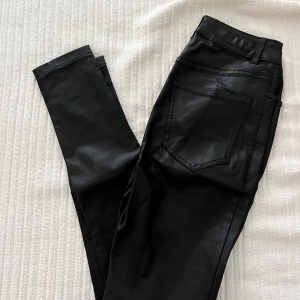 Glansiga byxor - Glansiga skinny byxor, stretchiga