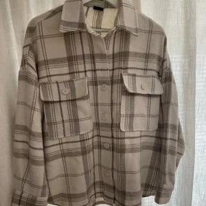 Skjort/jacka från ginatricot🤎🤍 - Skjortjacka från ginatricot i storlek S