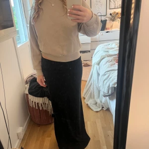 Sweatshirt från Gina tricot  - Sweatshirt från Gina💞 Endast använd fåtal gånger och i mycket fint skick💓🙏 sååå fin nu till hösten!!🌷🍁😍
